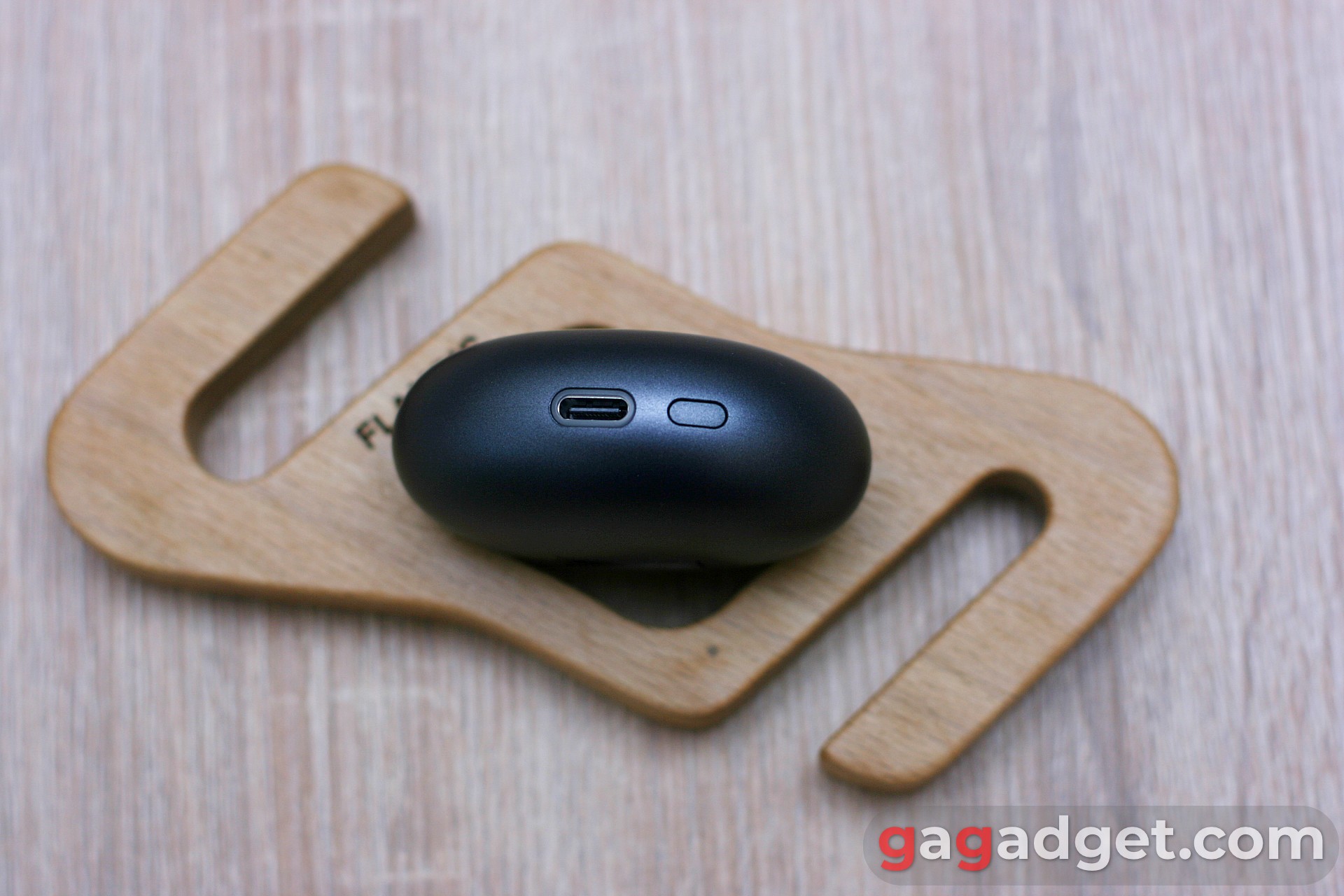 Haylou FlowBuds N55 - unidad de carga en la parte inferior