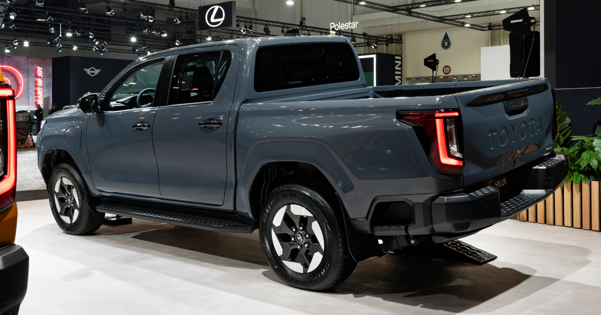 Toyota Hilux 2026 - vista trasera del coche eléctrico
