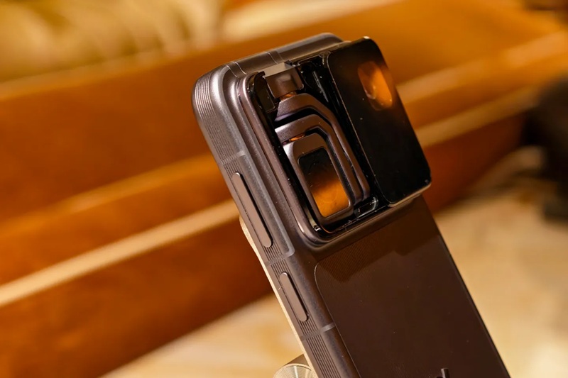 Acercamiento del Honor Robot Phone en CES 2026