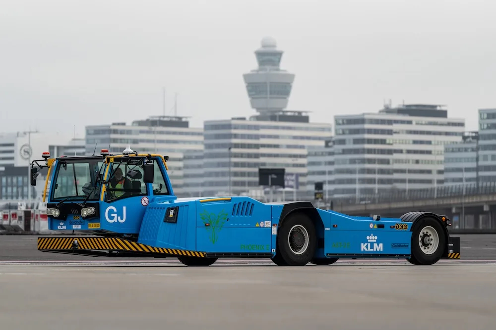 Tractor de remolque eléctrico Goldhofer en el aeropuerto
