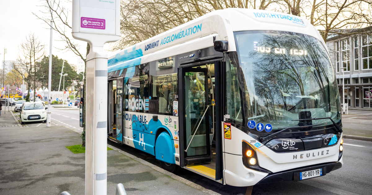 Autobús GX 337 H2 LINIUM en la ruta en Lorient