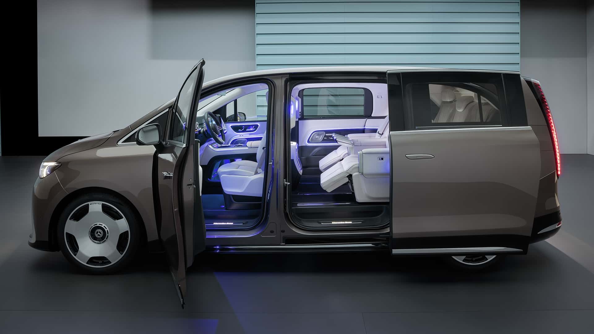 Vista lateral de la minivan eléctrica Mercedes-Benz VLE