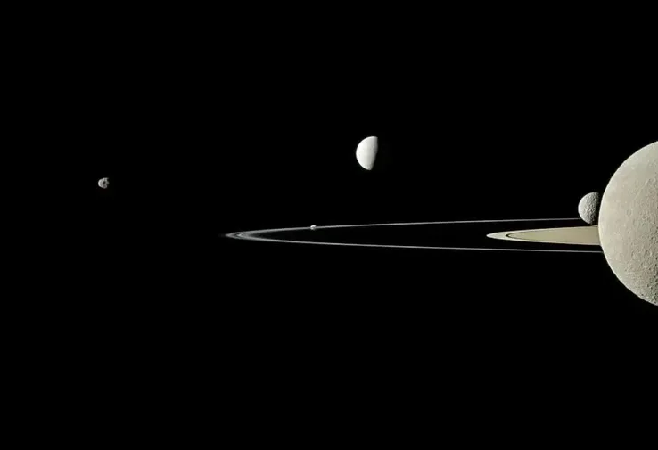 Las lunas de Saturno en el campo de visión de la nave espacial Cassini