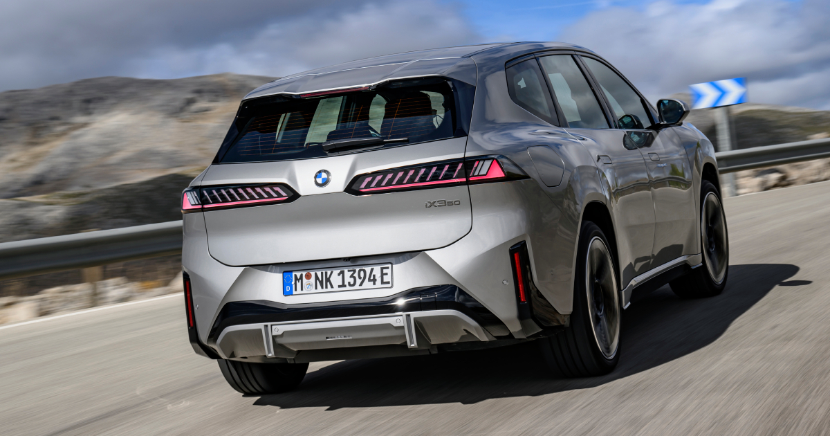 Nuevo BMW iX3 en la carretera