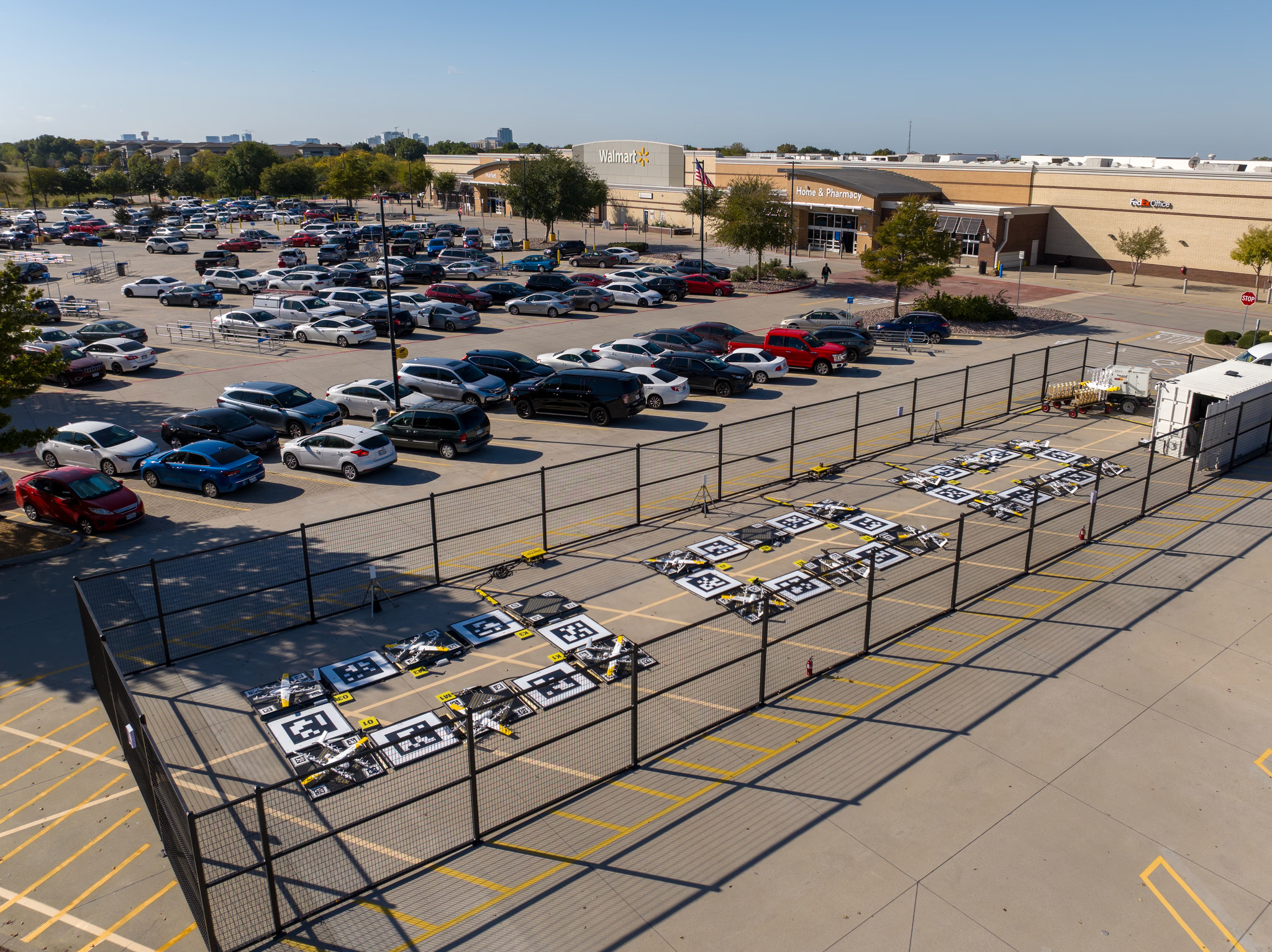 Zona de entrega de drones en el estacionamiento de Walmart